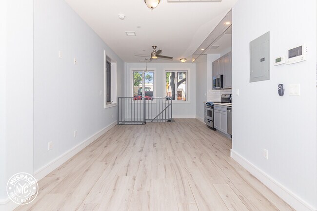 Building Photo - 462 Seneca Ave