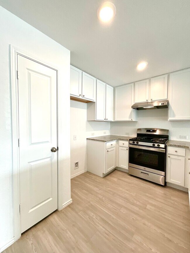 Building Photo - **APPLICATION RECEIVED** **MOVE IN SPECIAL** Beautiful 4BR/2BA Home with Fenced Yard & Garage!