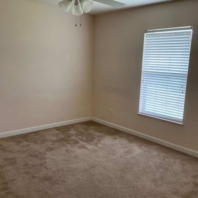 Building Photo - 3/2/2 RENTAL HOME AVAILABLE OFF DEL RIO AND PT ST LUCIE BLVD.