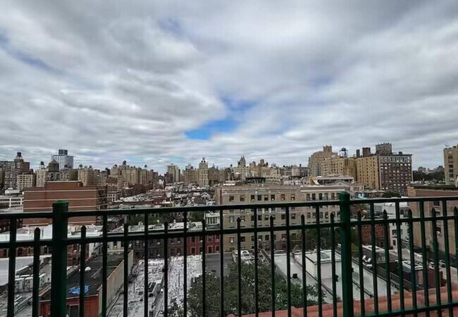 Building Photo - 520 8th Ave