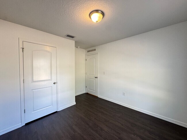 Building Photo - BEAUTIFUL, 4 bedroom, 2 bathroom Home in Poinciana!! Cable & Internet Included with Rent!!