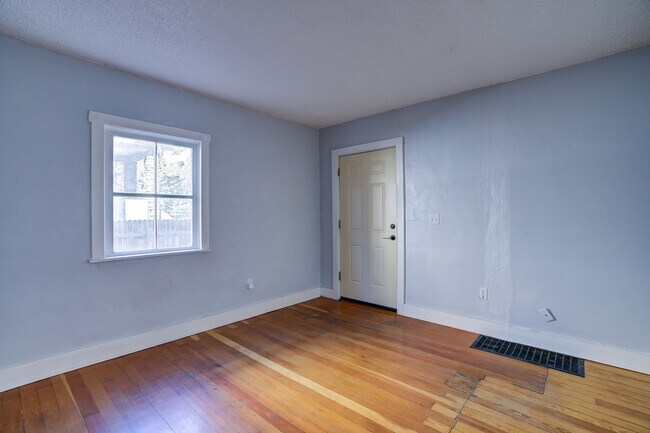 Building Photo - Turn of the Century Bungalow 1 bed, Downto...