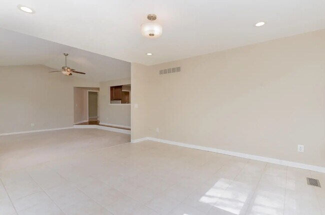 Building Photo - 1703 Cottontail Dr