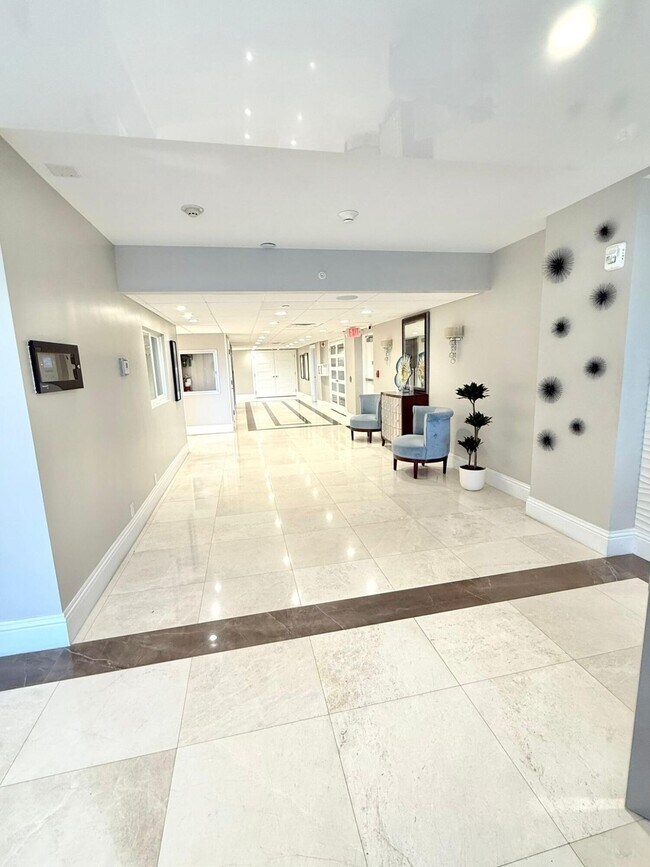 Building Photo - 1150 Hillsboro Mile