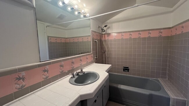 Building Photo - Mid-Century homes Rarely Available with Expansive Bay Views