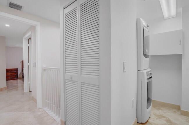 Building Photo - 2051 SE 3rd St