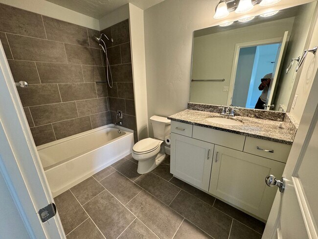 Building Photo - Pet Friendly!! Fresh and Clean!!  Ready to go!