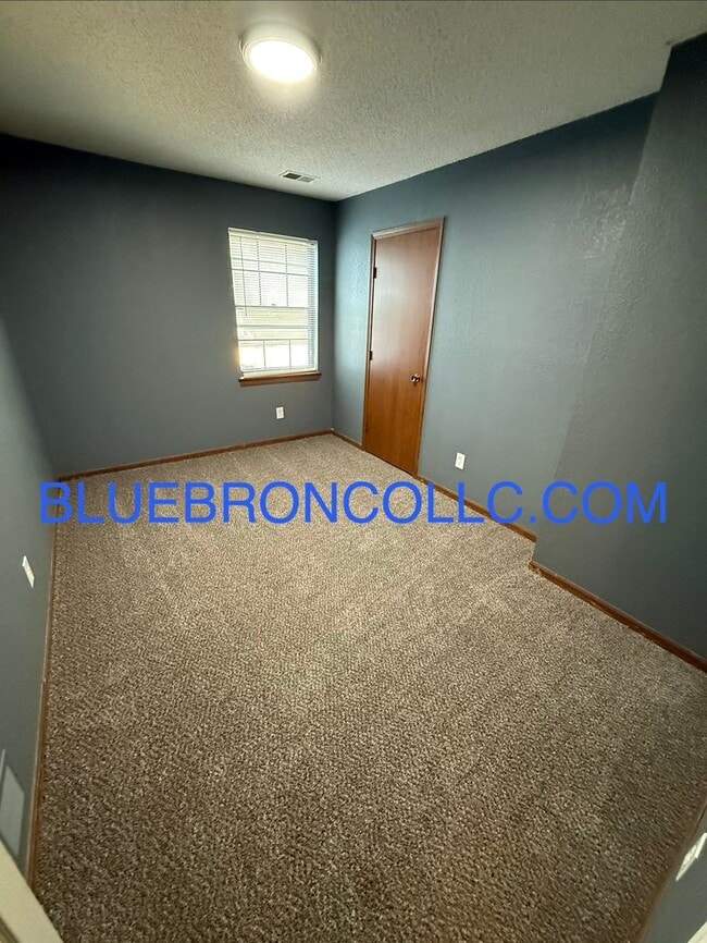 Building Photo - Spacious 3 bedroom townhome with attached 1 car garage