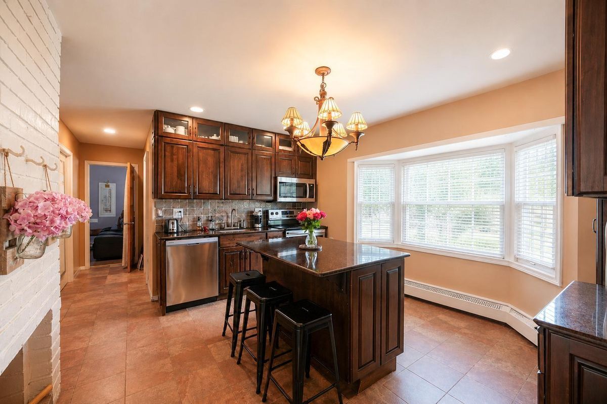 Building Photo - 220 Cypress Ln W