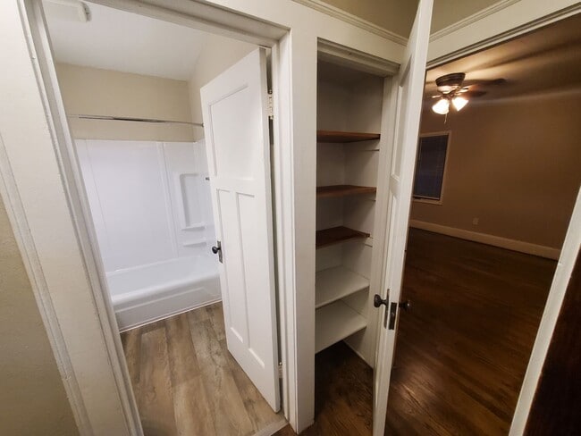 Building Photo - 2 Bedroom, 1 Bathroom home with large garage