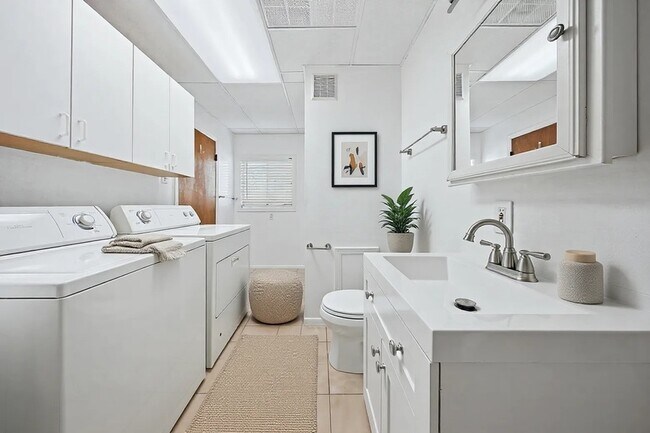 Building Photo - 2500 Mandell St