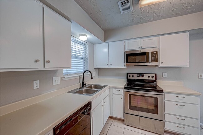 Building Photo - 24130 Silversmith Ln