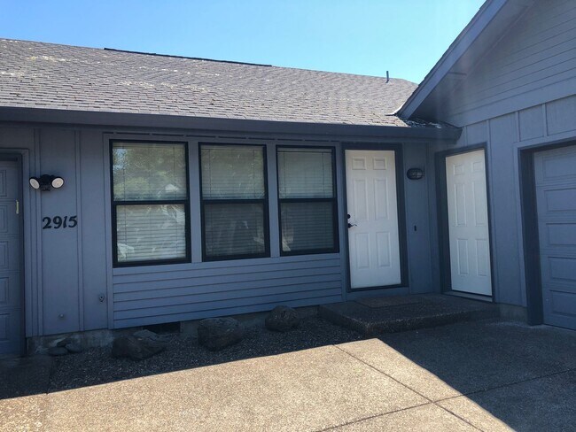 Building Photo - 2-bedroom 2-bathroom duplex with 2 garages in Eugene!