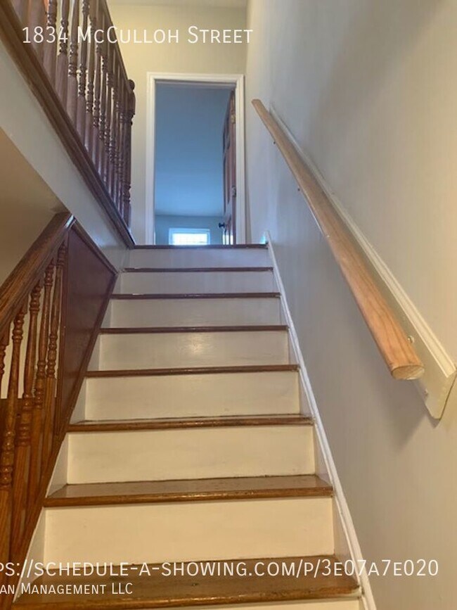 Building Photo - Enormous Rowhome in Madison Park - Close t...