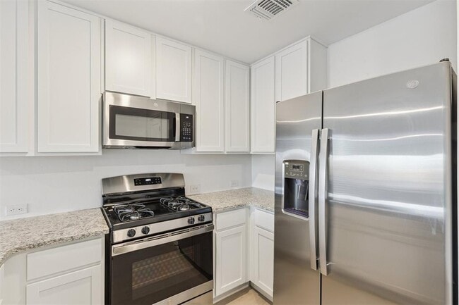 Building Photo - 14910 Parkway Center Ave