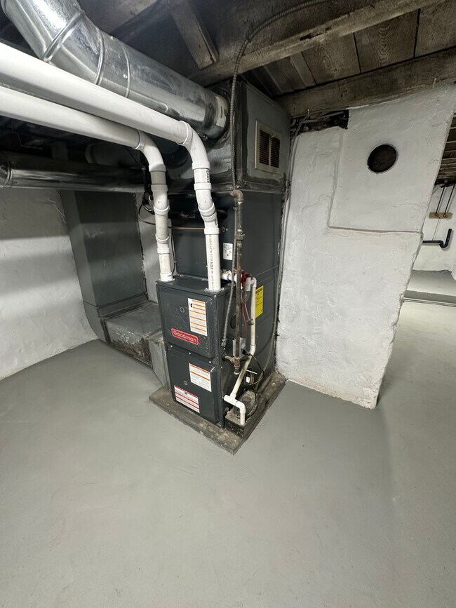 Building Photo - 661 Beech St