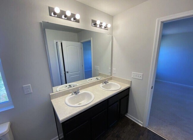 Building Photo - Beautiful 3 Bedroom, 2 1/2 Bathroom Home off Robinhood Rd in Winston!