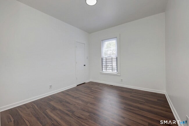 Building Photo - 483 Ferry St