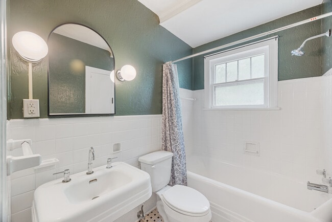 Building Photo - Huisache