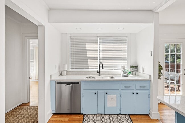 Building Photo - 1713 Paris Ave W