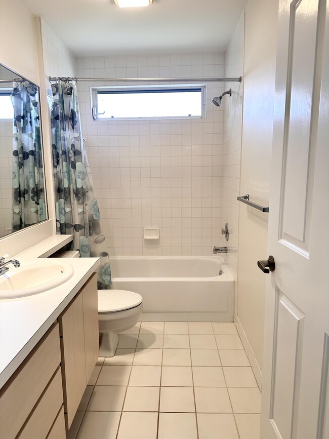 Building Photo - 9157 Sun Terrace Cir