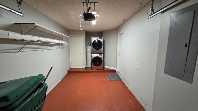 Building Photo - 4915 SW 32nd Ave