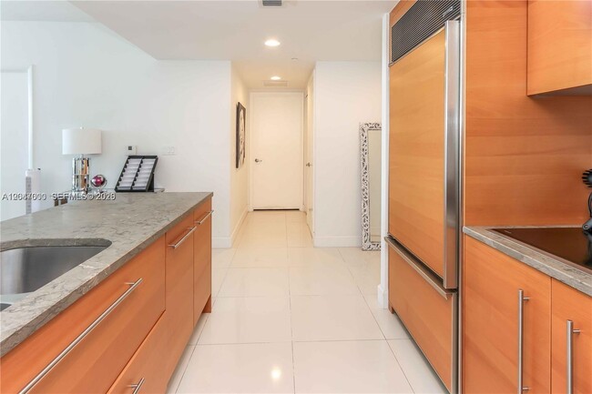 Building Photo - 475 Brickell Ave
