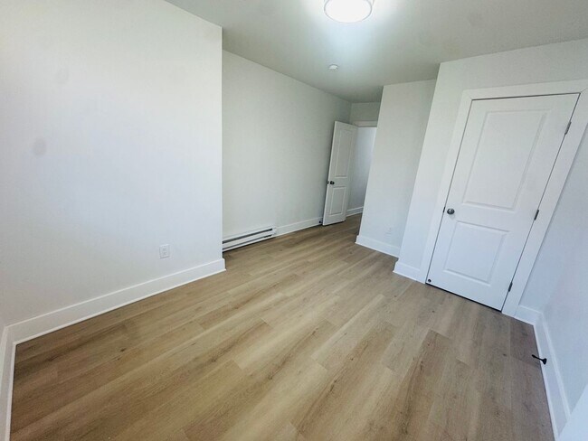 Building Photo - Refreshed 3bd/1bath House! Section 8 ONLY!