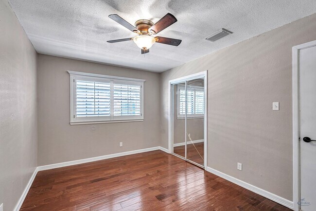 Building Photo - 1800 W 23rd St