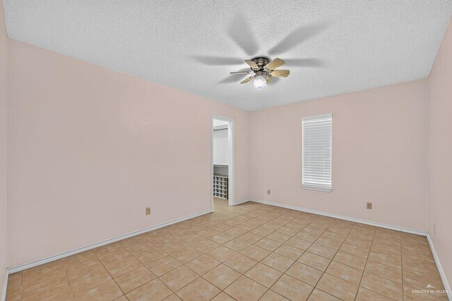 Building Photo - 17 Goldcrest Ave
