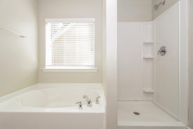 Building Photo - 134 Creekwood Tr