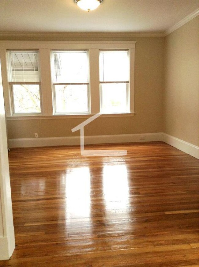 Building Photo - Spacious 3 bedroom with parking & water in...