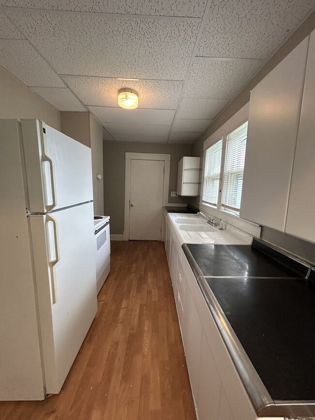Building Photo - Just Remodeled! 2br/1ba - with Garage and Fenced-in Yard!