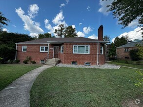 Building Photo - Spacious Furnished 4BR Home with Prime Loc...