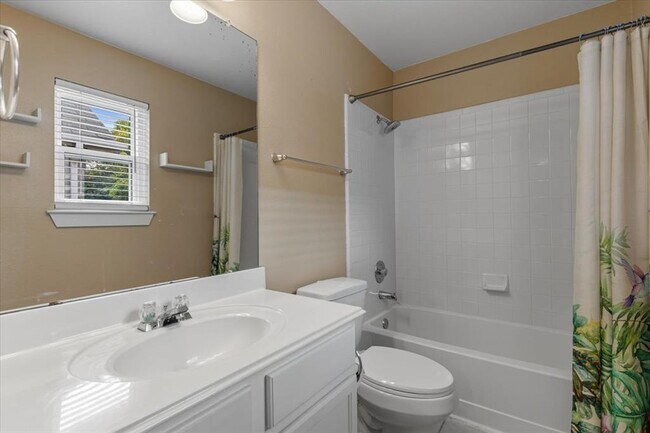 Building Photo - 206 Evergreen Cir