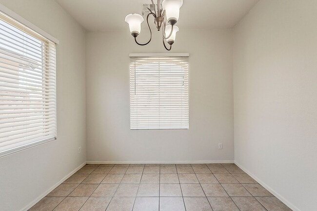 Building Photo - 3 Bed 2 Bath - New Kitchen Appliances\Carp...