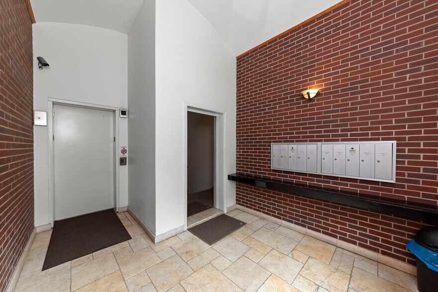 Building Photo - 540 W Oakdale Ave