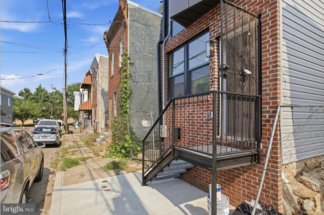 Building Photo - 1027 W Arizona St