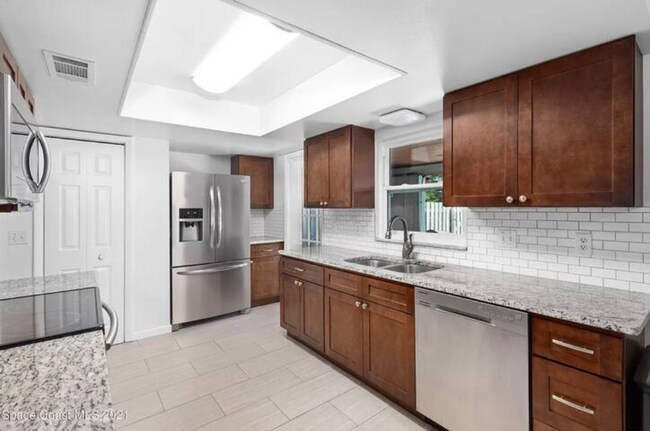 Building Photo - 532 Roosevelt Ave