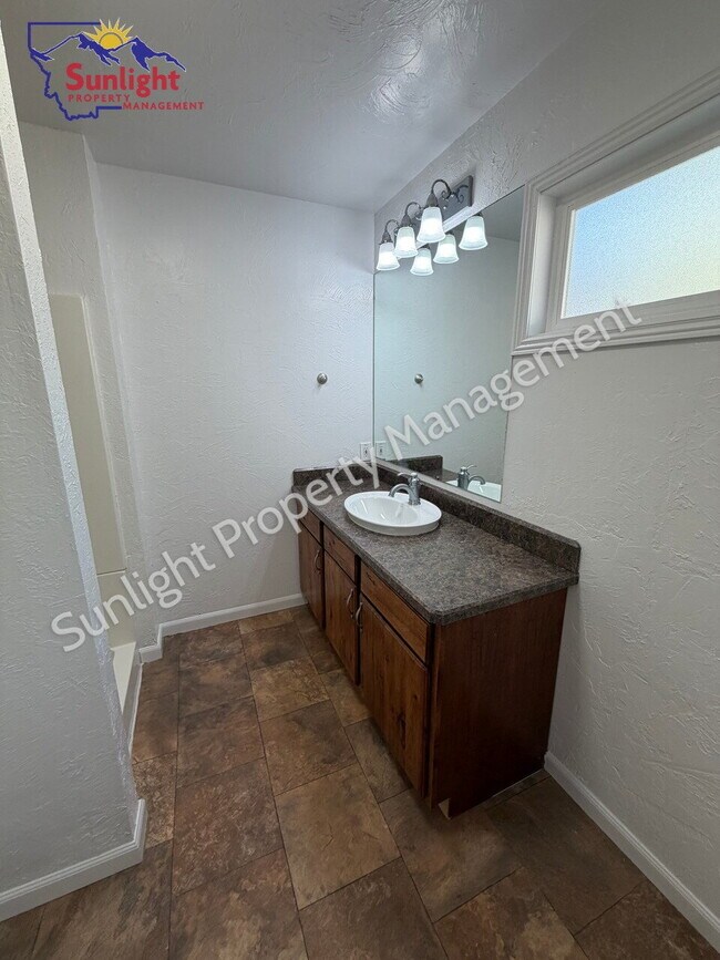 Building Photo - 2228 Maple St