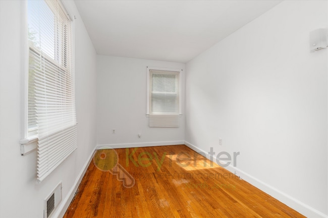 Building Photo - Bright 2BR/1BA Apartment with Private Entr...