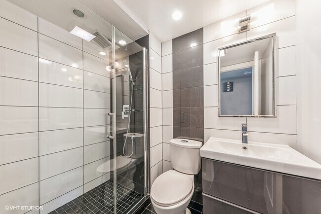 Building Photo - 5511 Chateau Dr