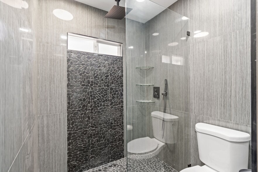 Shower - 1633 35th St