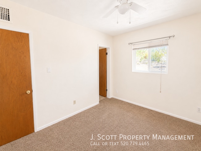 Building Photo - 924 W Mercer Ln