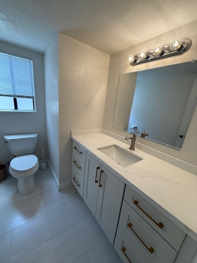 Building Photo - Updated 3 Bedroom Detached Home in Woodbri...