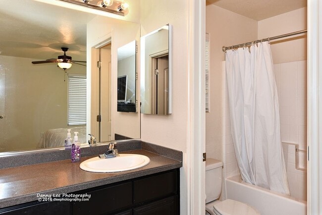 Building Photo - 2605 E Hilltop Ledge Dr