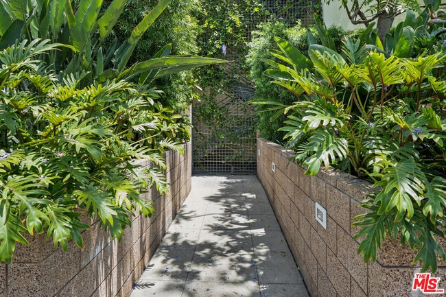 Building Photo - 1250 N Harper Ave