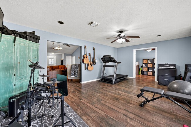 Building Photo - 930 Holly Hall Dr