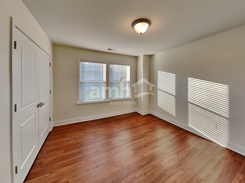 Building Photo - 206 Southfork Ln