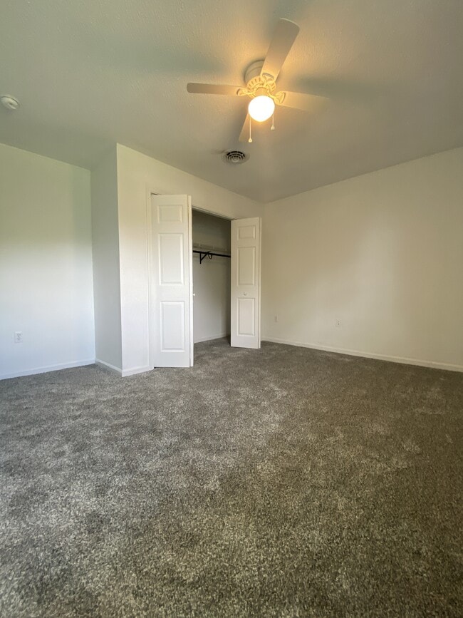 Building Photo - 204 N Red Hill Rd